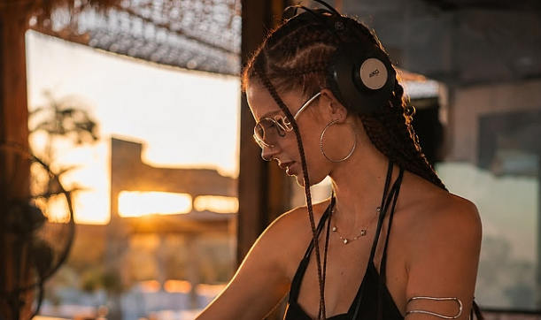 İriska: Müziğin Ritmini Yaşayan Bir DJ ve Model